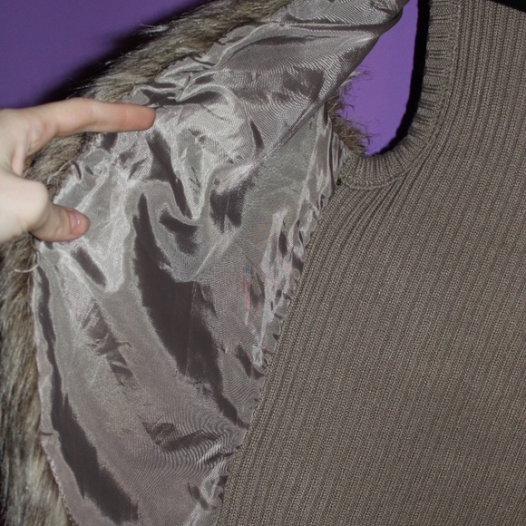 TAKEOUT Like New Faux Fur Vest Womens Size Small - Picture 3 of 4